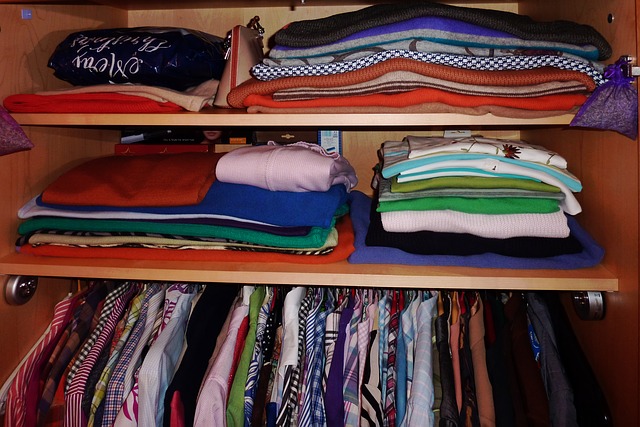 oblečení vyskládané ve skříni