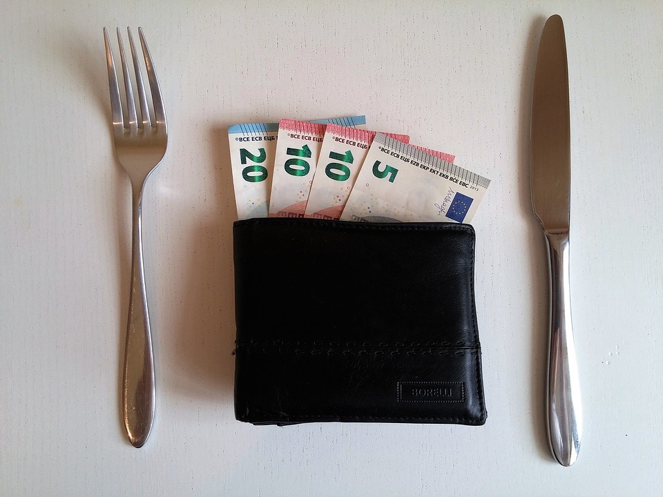 peněženka, peníze, vidlička a nůž